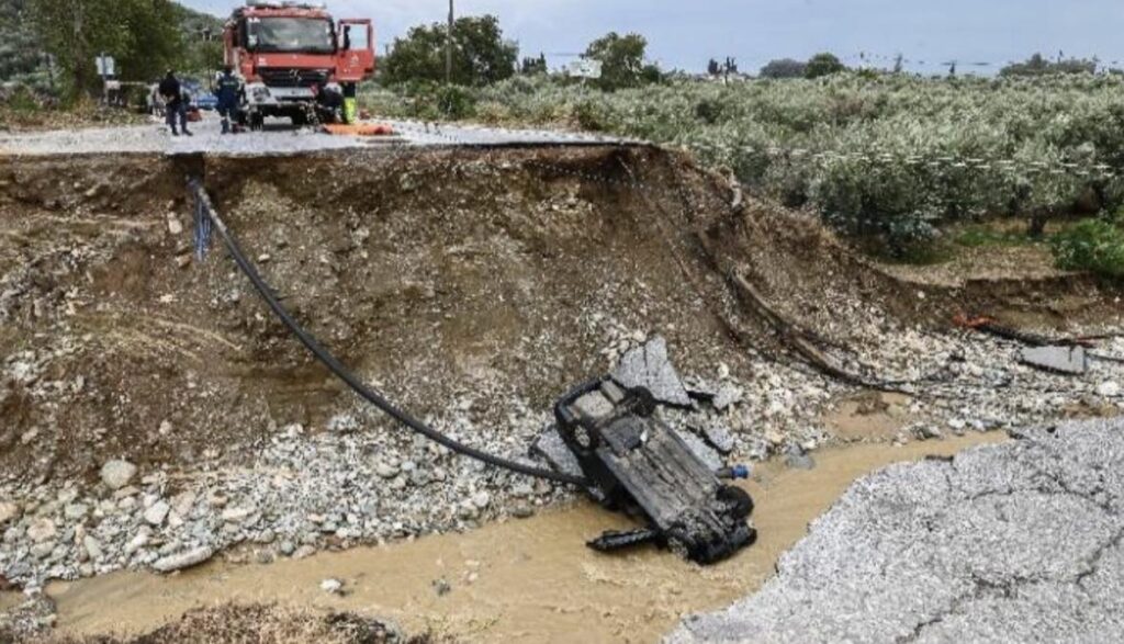 Storm, fourmissing; massive floodingleads to evacuations,highway diversions 6 373464885 269356829316070 4611328761908910387 n 1