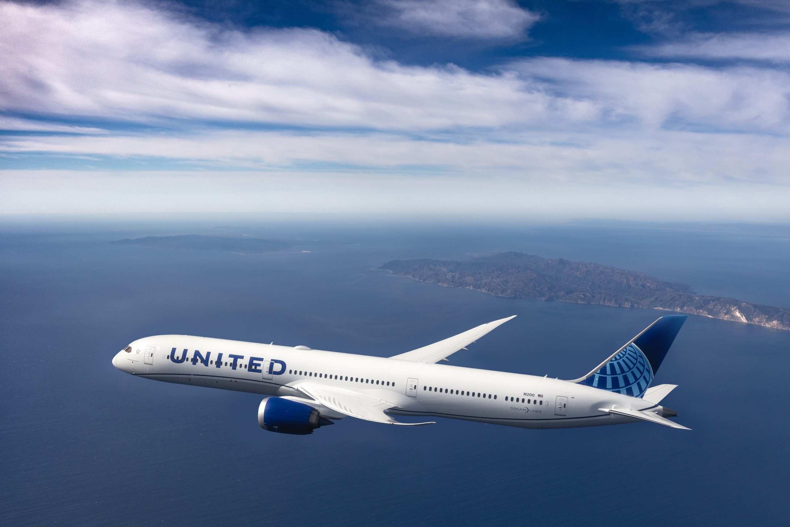 United Airlines B787 scaled