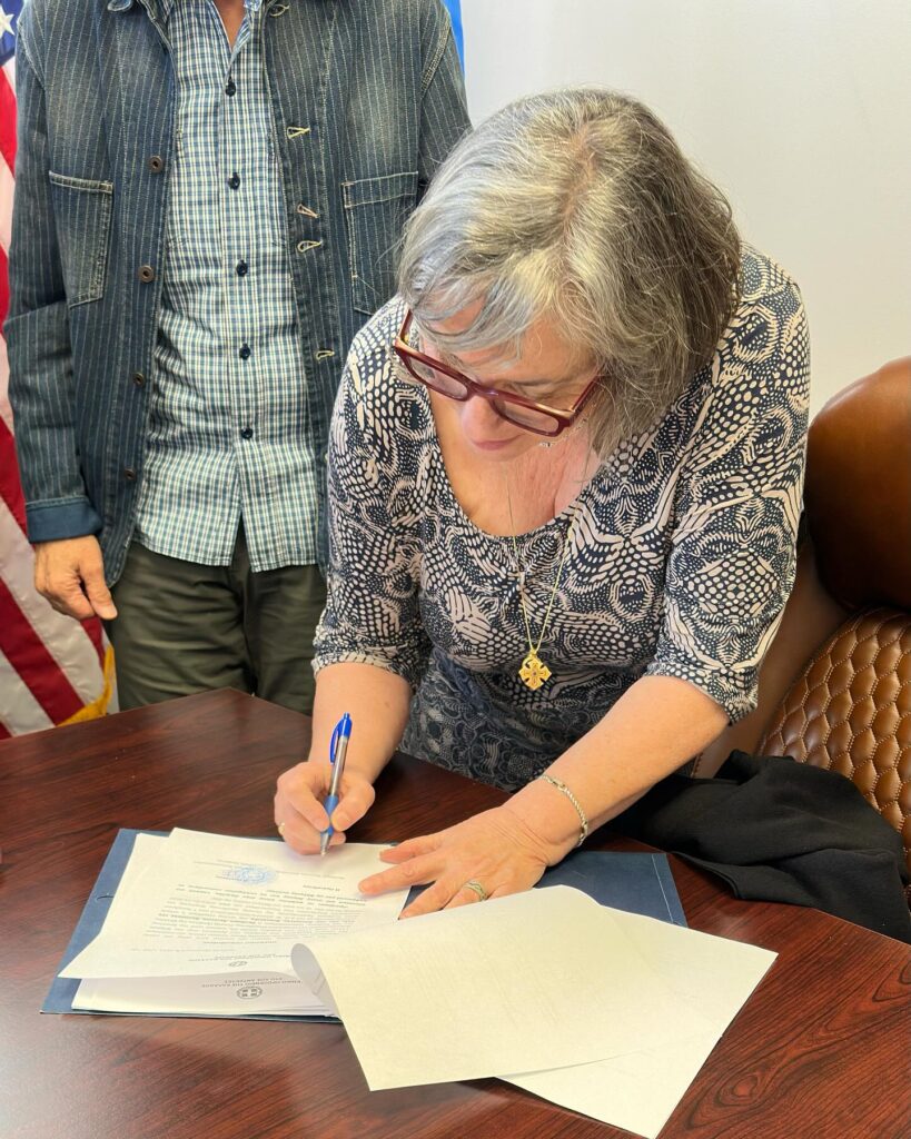 Λος Άντζελες, ΗΠΑ. Απονομή της Ελληνικής ιθαγένειας για την κόρη του αείμνηστου Τέλι Σαβάλα, Χριστίνα Σαβάλα Κουσάκη και την οικογένεια της 2 savalas 1