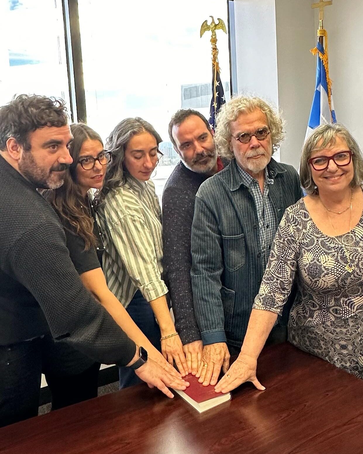 Λος Άντζελες, ΗΠΑ. Απονομή της Ελληνικής ιθαγένειας για την κόρη του αείμνηστου Τέλι Σαβάλα, Χριστίνα Σαβάλα Κουσάκη και την οικογένεια της 1 savalas edited