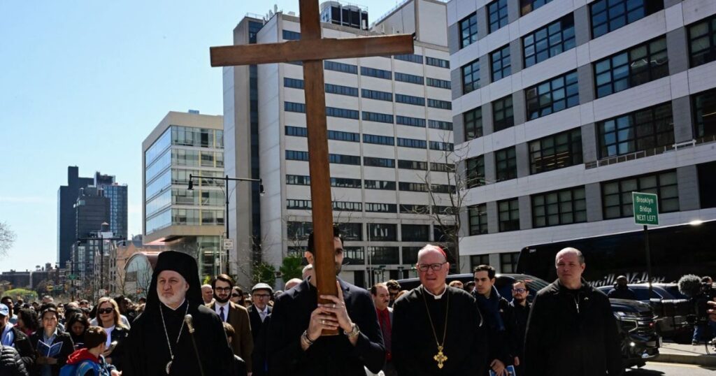 Greek Orthodox and Roman Catholics Join in Way of the Cross Over the Brooklyn Bridge 5 ελπι