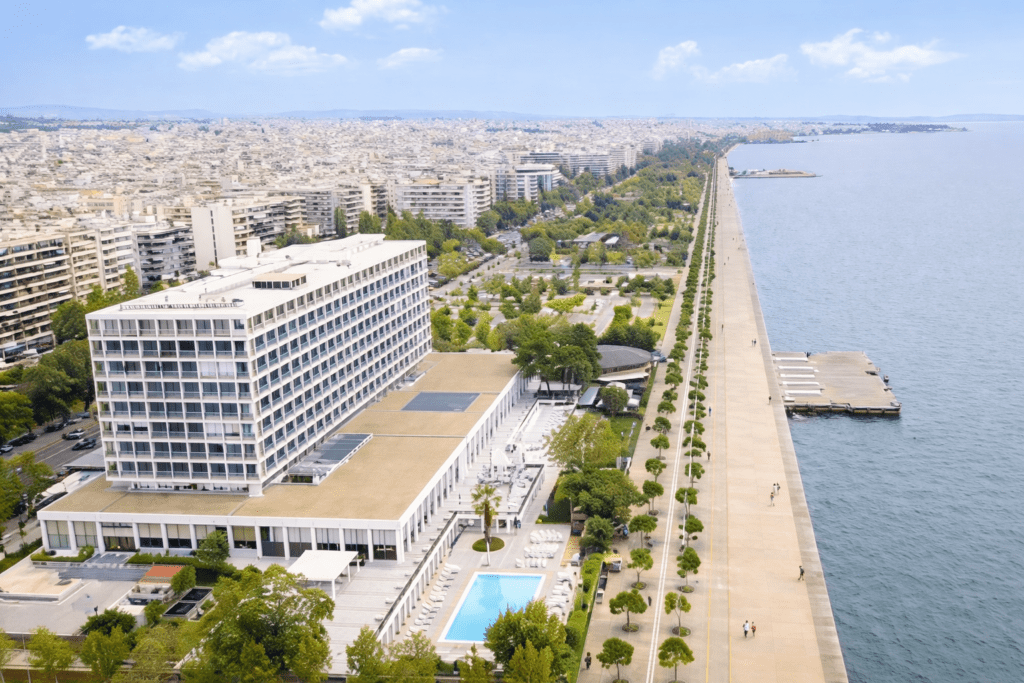 Παραλιακό τοπίο με ξενοδοχείο Θεσσαλονίκη