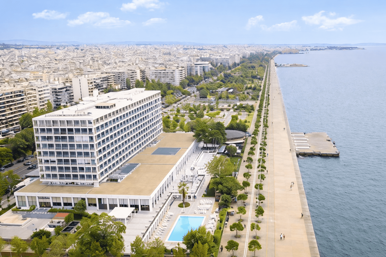 Παραλιακό τοπίο με ξενοδοχείο Θεσσαλονίκη