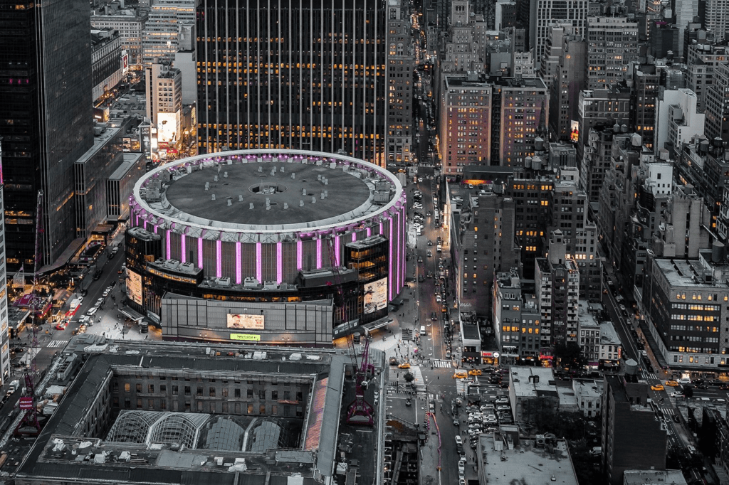Manhattan . Madison Square Garden. Ιστορική στιγμη για την Νέα Υόρκη η οποία ονειρεύεται το πρώτο πρωτάθλημα στο NBA, εδώ και 53 χρόνια 1 image 23