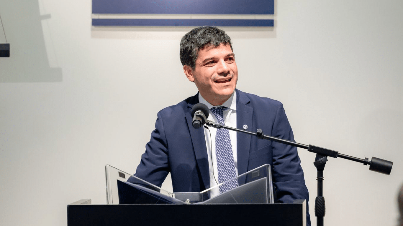 Μιχάλης Σταμάτης. Νέος Γενικός Πρόξενος της Ελλάδας στο Σικάγο. Διαδέχτηκε τον Εμμανουήλ Κουμπαράκη που θα συνεχίσει τη διπλωματική του υπηρεσία στην Πρεσβεία της Ελλάδας στην Ινδία 1 image 54 edited